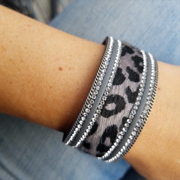 TheIvoryElephant Jewelry - 🎈SALE🎈 Faux fur animal print rhinestone bracelet